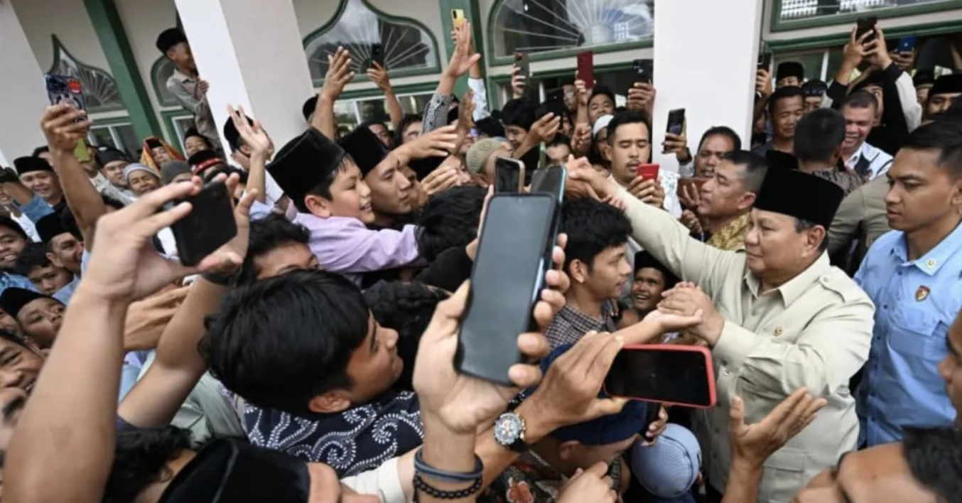 Prabowo shalat Jumat bersama penyintas  simak khutbah bertema musibah